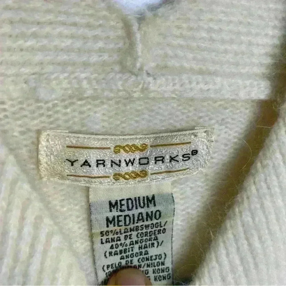 Yarnworks vintage winter white 80’s Wool Angora Blend SOFT v-neck Sweater SZ-M - Picture 6 of 6